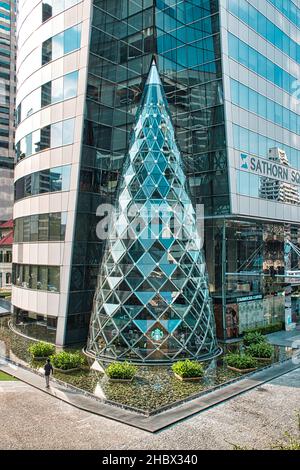 Bangkok, Thailand 12.03.2021 Glossy Starbucks am Sathorn Square im Herzen von Bangkok Stockfoto
