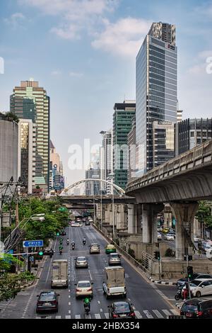 Bangkok, Thailand 12.03.2021 Chong Nonsi Fußgängerbrücke, dieser Skywalk ist ein urbanes Wahrzeichen mitten im Sathorn-Silom Central Busin Stockfoto