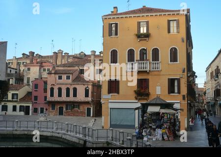 Ein Blick auf die Stadt venedig im dorsoduro Sestiere mit Palästen mit den typischen venezianischen Kaminen Stockfoto