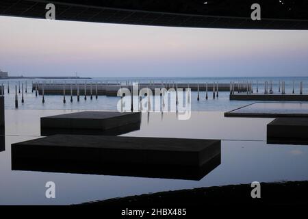 Plattformen im Meer, Persischer Golf, Arabischer Golf, im Louvre Kunstmuseum auf Saadiyat Island, Abu Dhabi, Vereinigte Arabische Emirate Stockfoto