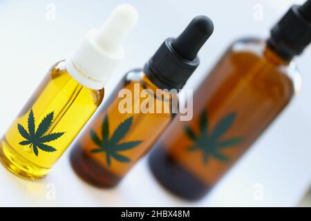 Set aus Marihuanaextrakt-Öl und Spray in Plastikflaschen Stockfoto