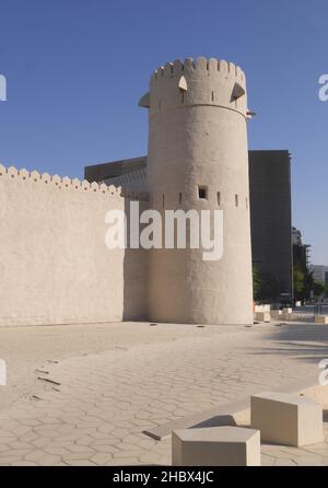 Der Qasr al Hosn, das Weiße Fort, das Alte Fort, das Palastfort, die ehemalige Residenz des regierenden scheich von Abu Dhabi, und der Emir-Palast Stockfoto