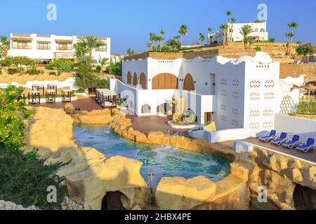 Panorama der weißen Stadt im tropischen Luxus-Resort-Hotel, Ägypten Stockfoto