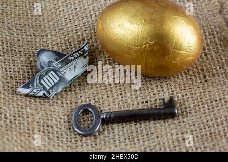 Goldenes Ei und Dollar , Sparkonzept Stockfoto