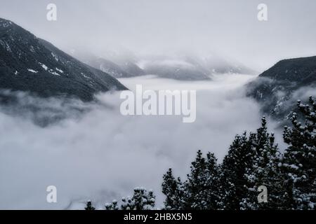 Blick auf Roc del Quer Canillo Andorra. Winter in Andorra Pyrenäen Landschaft Stockfoto