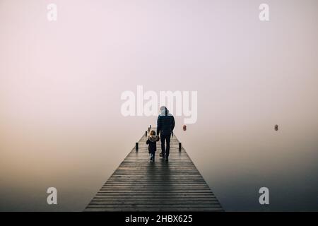 Schöner nebliger atmosphärischer Morgen im Lake District mit Vater und Sohn Stockfoto