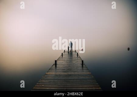 Schöner nebliger atmosphärischer Morgen im Lake District mit Vater und Sohn Stockfoto