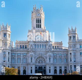 Nahaufnahme des Palastes Cibeles (Palacio de Cibeles), einem Komplex aus zwei Gebäuden mit weißen Fassaden. Stockfoto