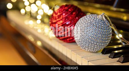 Weihnachten Klaviermusik, Weihnachtsdekoration und Lichter Bokeh Hintergrund. Festtagskonzert, Party festliche Lieder, Stockfoto