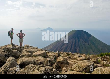 Abenteuerurlaub auf den Äolischen Inseln - Blick auf die Mittelmeer von Monte Fossa auf Salina Stockfoto