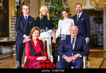 Oslo 20211220.König Harald (vorne, von rechts), Königin Sonja, Kronprinz Haakon (hinten, von rechts), Prinzessin Ingrid Alexandra, Kronprinzessin Mette-Marit und Prinz Sverre Magnus vor dem Weihnachtsbaum bei Bygdoey Kongsgaard in Oslo. Foto: Lise Aaserud / NTB Kredit: NTB Scanpix/Alamy Live News Stockfoto