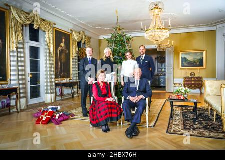 Oslo 20211220.König Harald (vorne, von rechts), Königin Sonja, Kronprinz Haakon (hinten, von rechts), Prinzessin Ingrid Alexandra, Kronprinzessin Mette-Marit und Prinz Sverre Magnus vor dem Weihnachtsbaum bei Bygdoey Kongsgaard in Oslo. Foto: Lise Aaserud / NTB Kredit: NTB Scanpix/Alamy Live News Stockfoto