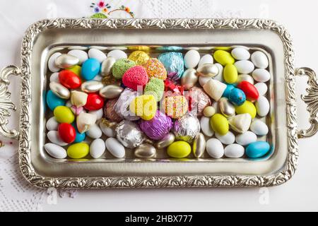 Bunte, gemischte Bonbons und Schokolade im Vintage, Silber Tablett.das Sugar Feast Konzept, Draufsicht Stockfoto