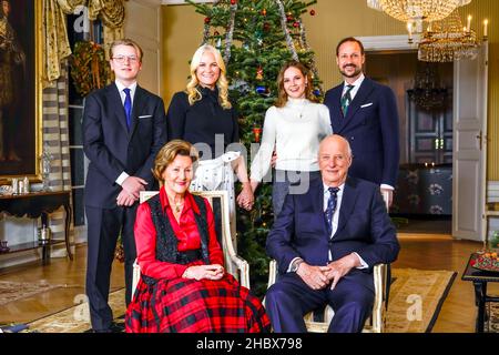 Oslo 20211220.König Harald (vorne, von rechts), Königin Sonja, Kronprinz Haakon (hinten, von rechts), Prinzessin Ingrid Alexandra, Kronprinzessin Mette-Marit und Prinz Sverre Magnus vor dem Weihnachtsbaum bei Bygdoey Kongsgaard in Oslo. Foto: Lise Aaserud / NTB Kredit: NTB Scanpix/Alamy Live News Stockfoto