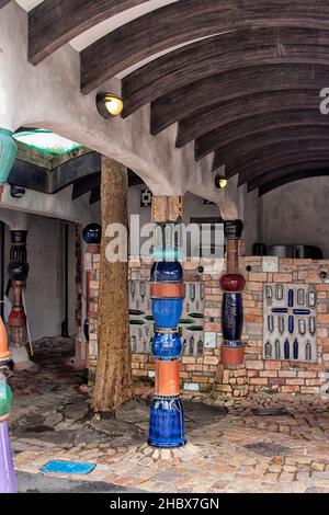 Das Innere der Toilette im neuseeländischen Kawakawa wurde vom berühmten österreichischen Architekten Hundertwasser entworfen. Stockfoto