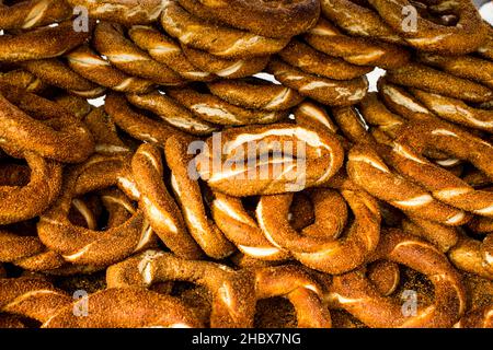 Traditionelle türkische, knusprige Sesambagels, Simit Heap, Hintergrund Stockfoto