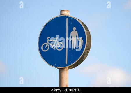 Schild, das einen gemeinsamen Radweg und einen Fußgängerweg darstellt Stockfoto