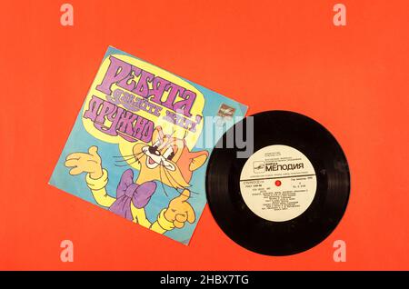 7-Zoll-Vinyl-Schallplatte mit Kinderliedern. Soundtracks aus dem sowjetischen Cartoon Adventures of the Cat Leopold and the Two MICE. Aufgenommen von Melody, 1983. Stockfoto