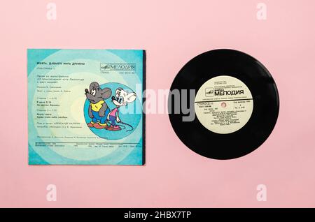 7-Zoll-Vinyl-Schallplatte mit Kinderliedern. Soundtracks aus dem sowjetischen Cartoon Adventures of the Cat Leopold and the Two MICE. Aufgenommen von Melody, 1983. Stockfoto