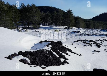 Winter Basis Camping in vulkanischer Landschaft des Ätna Park in Sizilien Wahrzeichen der Natur im Freien Stockfoto