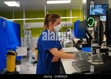 Ein medizinischer Mitarbeiter, der eine FFP3-Gesichtsmaske in einer Intensivstation im King's College Hospital im Südosten Londons trägt. Bilddatum: Dienstag, 21. Dezember 2021. Stockfoto