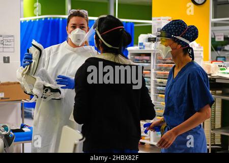 Medizinisches Personal mit FFP3 Gesichtsmasken in einer Intensivstation im King's College Hospital im Südosten Londons. Bilddatum: Dienstag, 21. Dezember 2021. Stockfoto