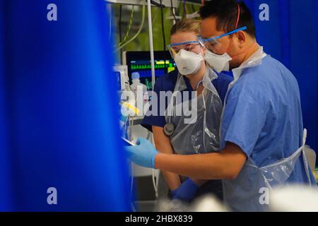 Medizinisches Personal mit FFP3 Gesichtsmasken in einer Intensivstation im King's College Hospital im Südosten Londons. Bilddatum: Dienstag, 21. Dezember 2021. Stockfoto