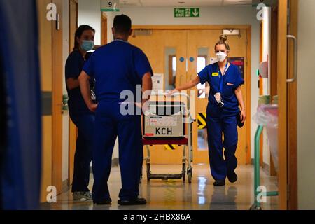 Medizinisches Personal mit PSA auf der Arbeitsstation im King's College Hospital im Südosten Londons. Bilddatum: Dienstag, 21. Dezember 2021. Stockfoto