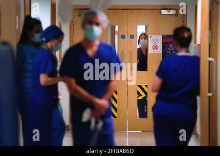 Medizinisches Personal mit PSA auf der Arbeitsstation im King's College Hospital im Südosten Londons. Bilddatum: Dienstag, 21. Dezember 2021. Stockfoto