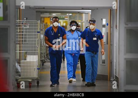 Medizinisches Personal mit FFP3 Gesichtsmasken geht durch einen Korridor im King's College Hospital im Südosten Londons. Bilddatum: Dienstag, 21. Dezember 2021. Stockfoto