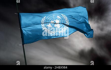 Flagge der Vereinten Nationen vor dem Hauptsitz der Vereinten Nationen in New York Stockfoto