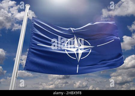 NATO-Flagge winkt vom Wind Stockfoto