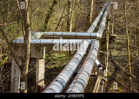 Rohre mit heißem und kaltem Wasser durch eine Schlucht gelegt Stockfoto