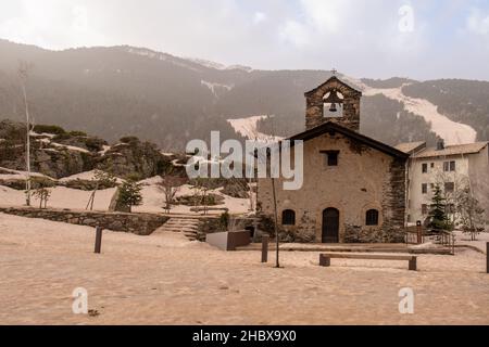 Die erstaunlichen Bilder von Andorra braun durch den Staub der Sahara, genannt Calima ein Phänomen, das große Teil von Katalonien, Südfrankreich und das Val betroffen Stockfoto