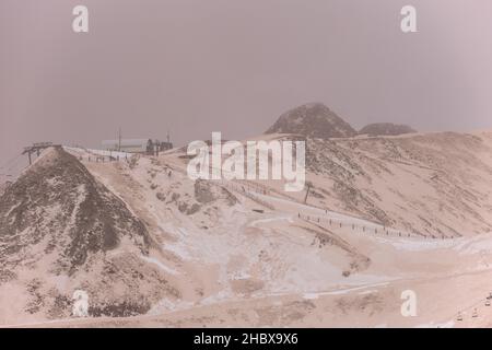 Die erstaunlichen Bilder von Andorra braun durch den Staub der Sahara, genannt Calima ein Phänomen, das große Teil von Katalonien, Südfrankreich und das Val betroffen Stockfoto