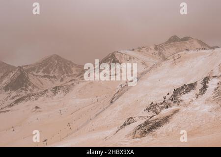 Die erstaunlichen Bilder von Andorra braun durch den Staub der Sahara, genannt Calima ein Phänomen, das große Teil von Katalonien, Südfrankreich und das Val betroffen Stockfoto