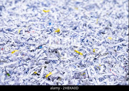 Ein Haufen geschredderter Papiere, Dokumente und Akten. Hintergrund für Datenschutz, Zerstörung oder Löschung. Stockfoto