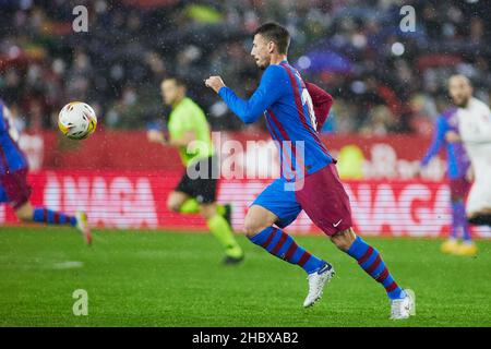 Clement Lenglet vom FC Barcelona während des Fußballspiels der spanischen Meisterschaft La Liga zwischen dem FC Sevilla und dem FC Barcelona am 21. Dezember 2021 im Stadion Ramon Sanchez-Pizjuan in Sevilla, Spanien - Foto: Joaquin Corchero/DPPI/LiveMedia Stockfoto