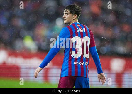 Pablo Martin Paez Gavira 'Gavi' vom FC Barcelona während des Fußballspiels der spanischen Meisterschaft La Liga zwischen dem FC Sevilla und dem FC Barcelona am 21. Dezember 2021 im Stadion Ramon Sanchez-Pizjuan in Sevilla, Spanien - Foto: Joaquin Corchero/DPPI/LiveMedia Stockfoto