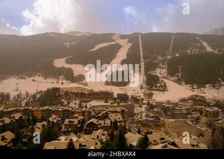 Die erstaunlichen Bilder von Andorra braun durch den Staub der Sahara, genannt Calima ein Phänomen, das große Teil von Katalonien, Südfrankreich und das Val betroffen Stockfoto