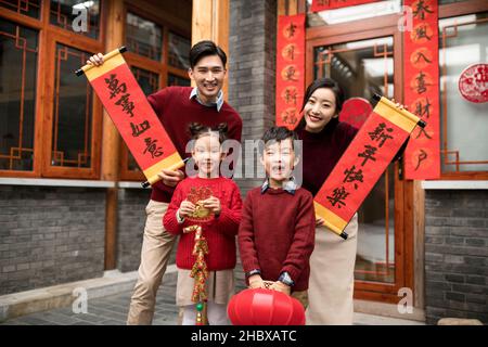 Glückliche junge Familien feiern das neue Jahr Stockfoto