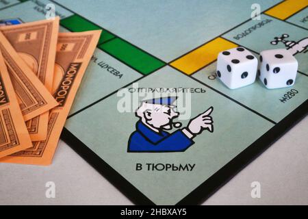 Moskau, Russland - 24 2018. Juli: Nahaufnahme eines russischen Spiels von Monopoly mit der bekannten Sektion "INS GEFÄNGNIS". Stockfoto