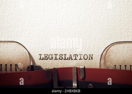 Das Wort Gesetzgebung mit einer Schreibmaschine geschrieben. Stockfoto