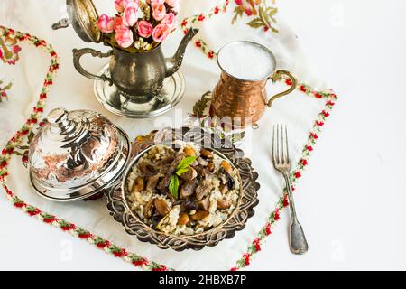 Traditionelles islamisches Fest, Opferfest Essen ist Reis, Pilaff und gehacktes Rindfleisch, Kavurma entworfen mit Vintage-Küchenutensilien. Stockfoto