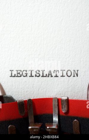 Das Wort Gesetzgebung mit einer Schreibmaschine geschrieben. Stockfoto