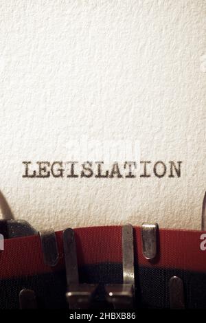 Das Wort Gesetzgebung mit einer Schreibmaschine geschrieben. Stockfoto