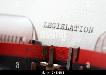 Das Wort Gesetzgebung mit einer Schreibmaschine geschrieben. Stockfoto