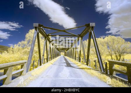 Infrarotlandschaft einer alten Stahlbrücke Stockfoto