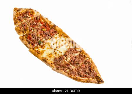 Traditionelles türkisches Gebäck, Pide mit kitschig, gehacktem und gemahlenem Rindfleisch in Form und in Scheiben geschnitten, isoliert auf weißer Oberfläche mit Kopierfläche Stockfoto