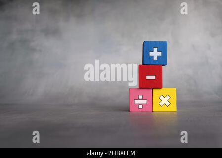 Mathematische Symbole und Bildungskonzept. Holzblöcke mit mathematischen Symbolen. Platz für Text kopieren. Stockfoto